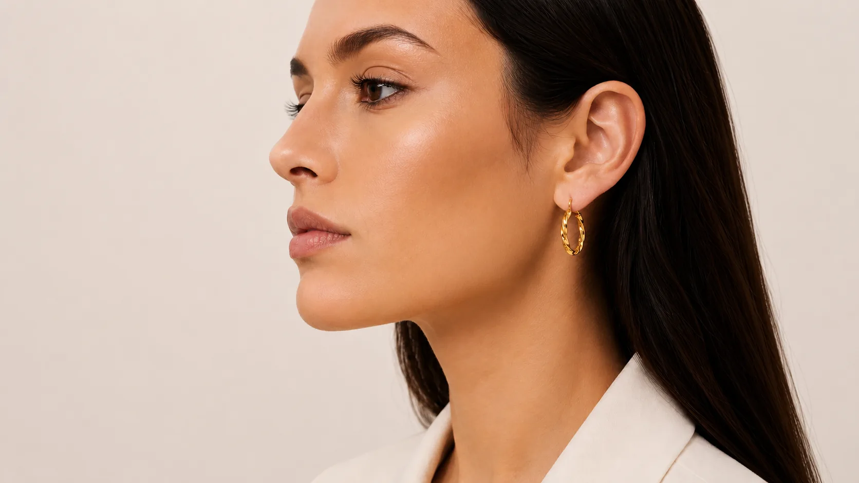 Perfil de una mujer que lleva candongas en oro 18K